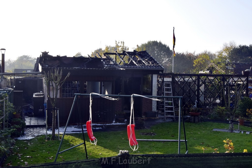Feuer 1 brannten 3 Lauben Koeln Fuehlingen Kriegerhofstr P135.JPG - Miklos Laubert